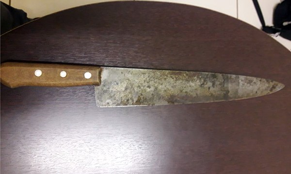 Homem é preso após ferir companheira com faca em Tarumã