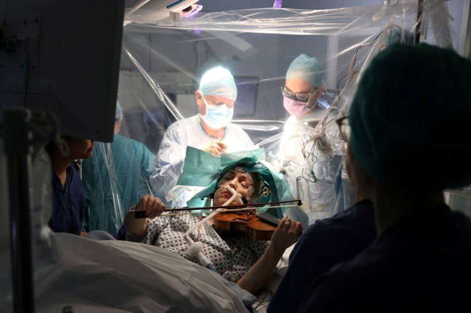 Paciente toca violino durante cirurgia de tumor no cérebro