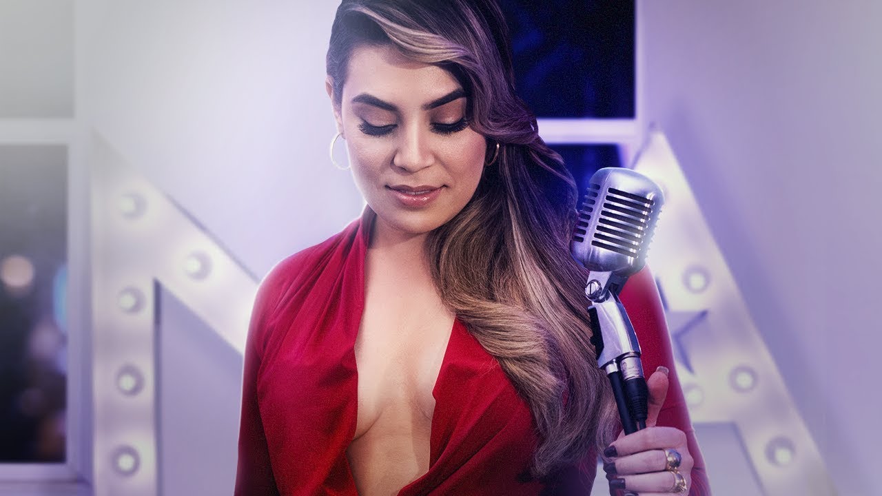 Naiara Azevedo interrompe show após incêndio no palco