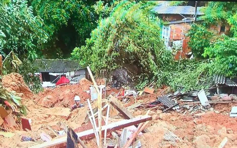 Buscas por desaparecidos continuam na Baixada Santista